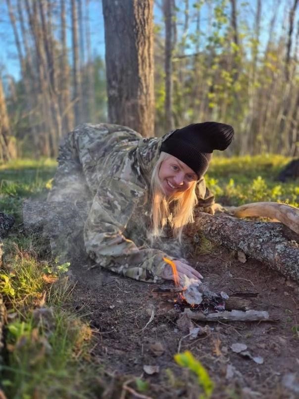 Ungt par gennemfører 24-timers Survival Challenge med Temu-udstyr