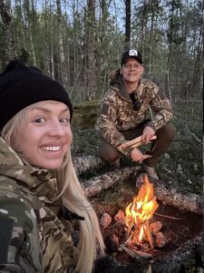 Ungt par gennemfører 24-timers Survival Challenge med Temu-udstyr