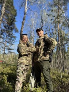 Ungt par gennemfører 24-timers Survival Challenge med Temu-udstyr