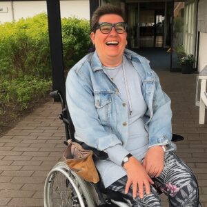 Dansk kvinde tilpasser sig et liv med én hånd ved hjælp af redskaber fra Temu