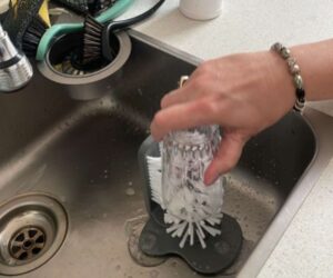 Dansk kvinde tilpasser sig et liv med én hånd ved hjælp af redskaber fra Temu