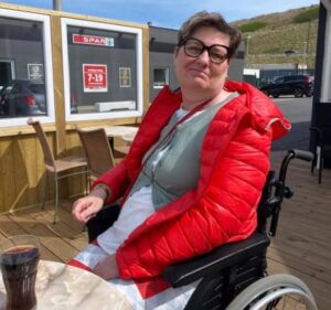 Dansk kvinde tilpasser sig et liv med én hånd ved hjælp af redskaber fra Temu