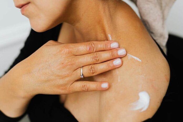 pexels-karola-g-4959884 (1) Naturlig lindring af inflammation: Når antiinflammatorisk creme bliver en del af hverdagen